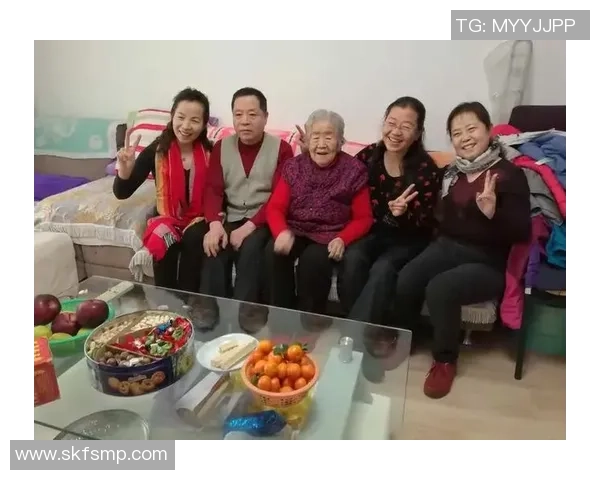 足球明星深情缅怀已故家人珍贵照片记录温馨回忆与感人瞬间